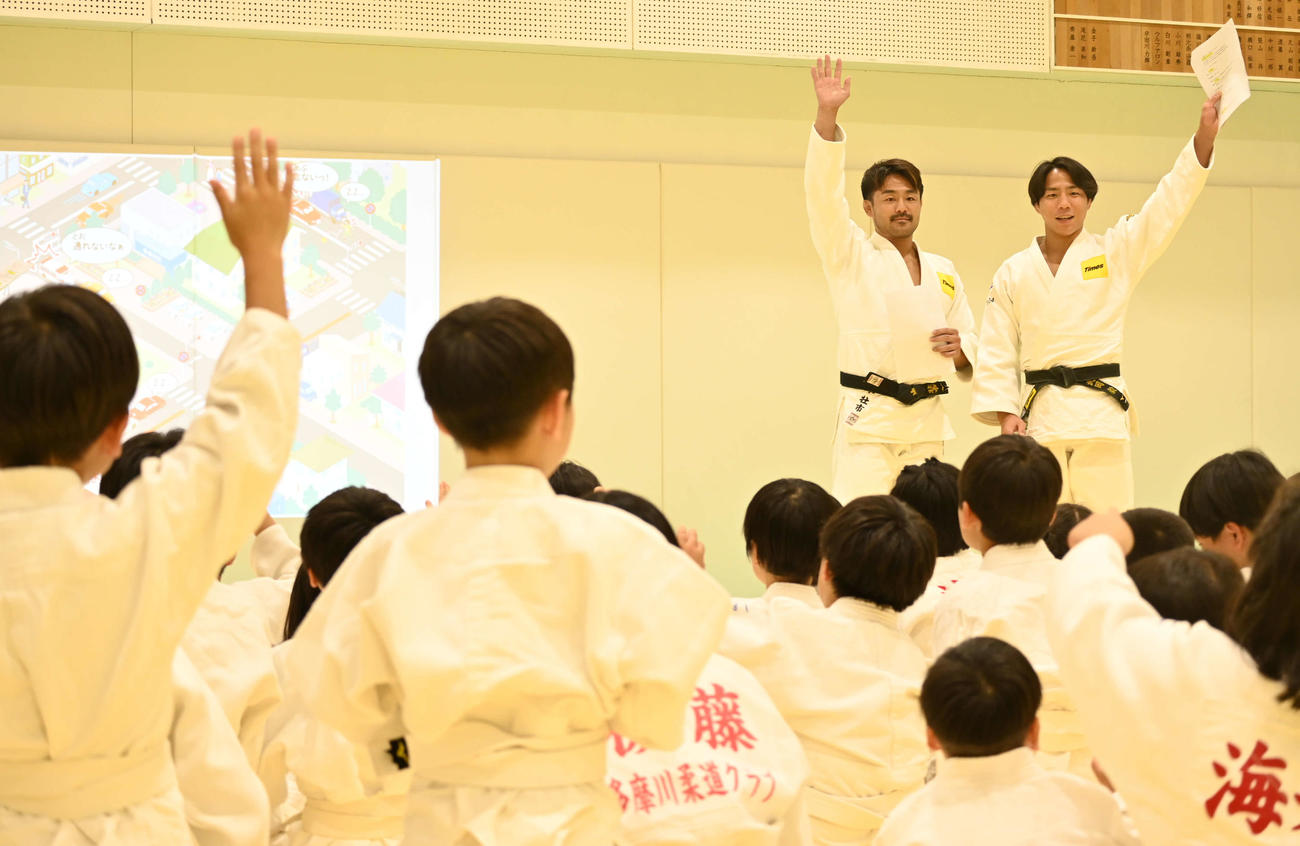 パーク24「路上駐車の危険性を学ぶ講座」で講師を務める橋本壮市（左）と武岡毅（撮影・飯岡大暉）
