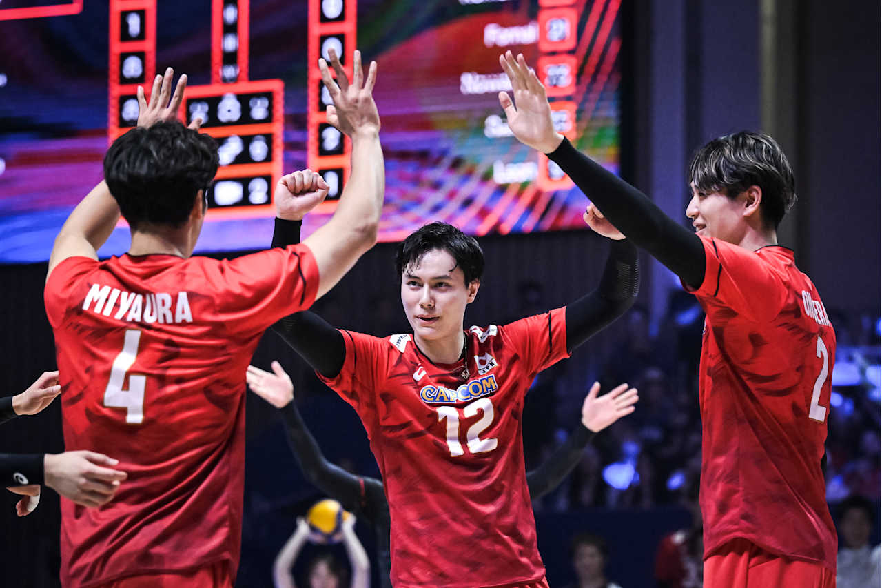 得点を喜ぶ高橋藍（中央）（C）FIVB　　　　　　　　　　　　　　　　　　　　