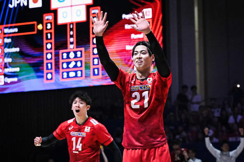 得点を喜ぶ永露（右）（C）FIVB　　　　　　　　　　　　　　　　　　　　
