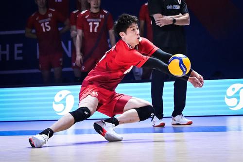 レシーブする石川（C）FIVB　　　　　　　　　　　　　　　　　　　　
