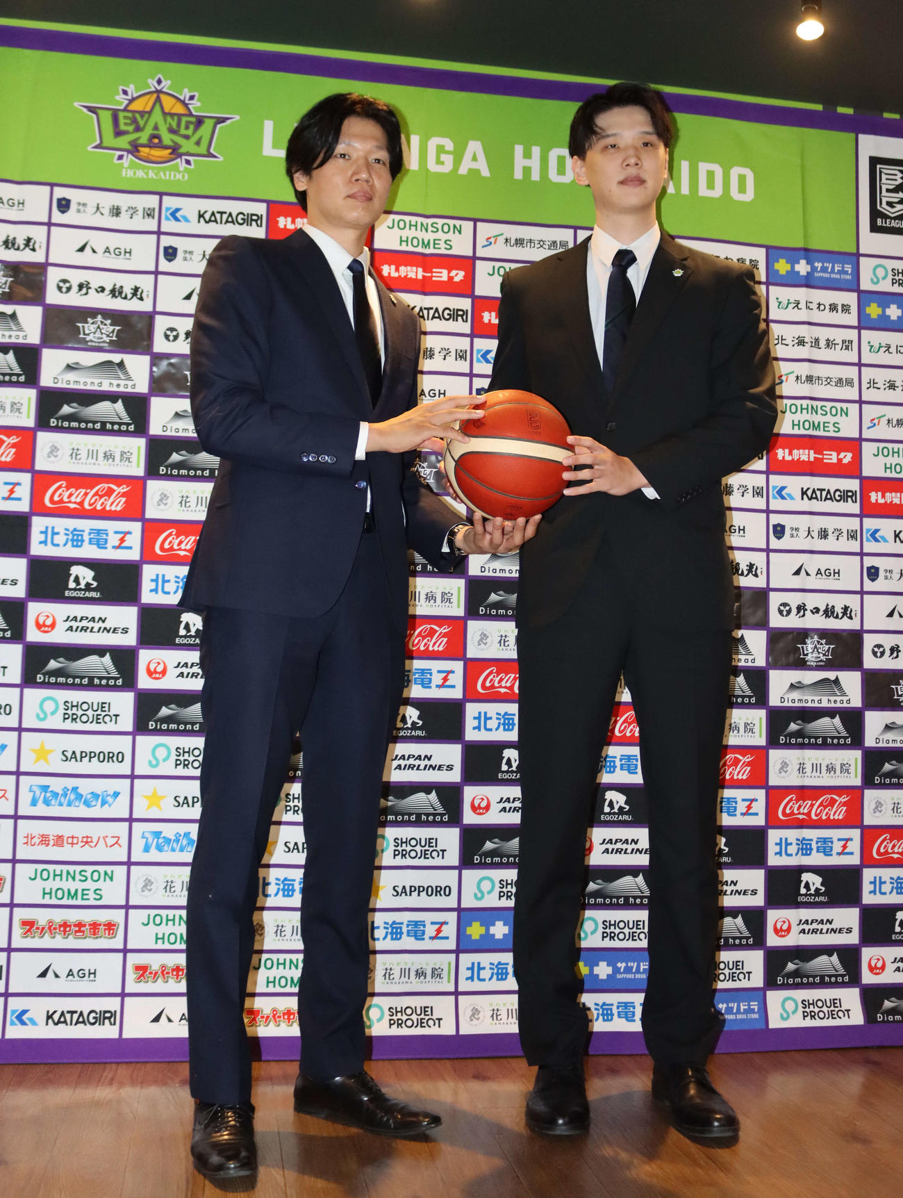 新加入会見に臨んだレバンガ北海道の木林（右）と桜井GM（撮影・保坂果那）