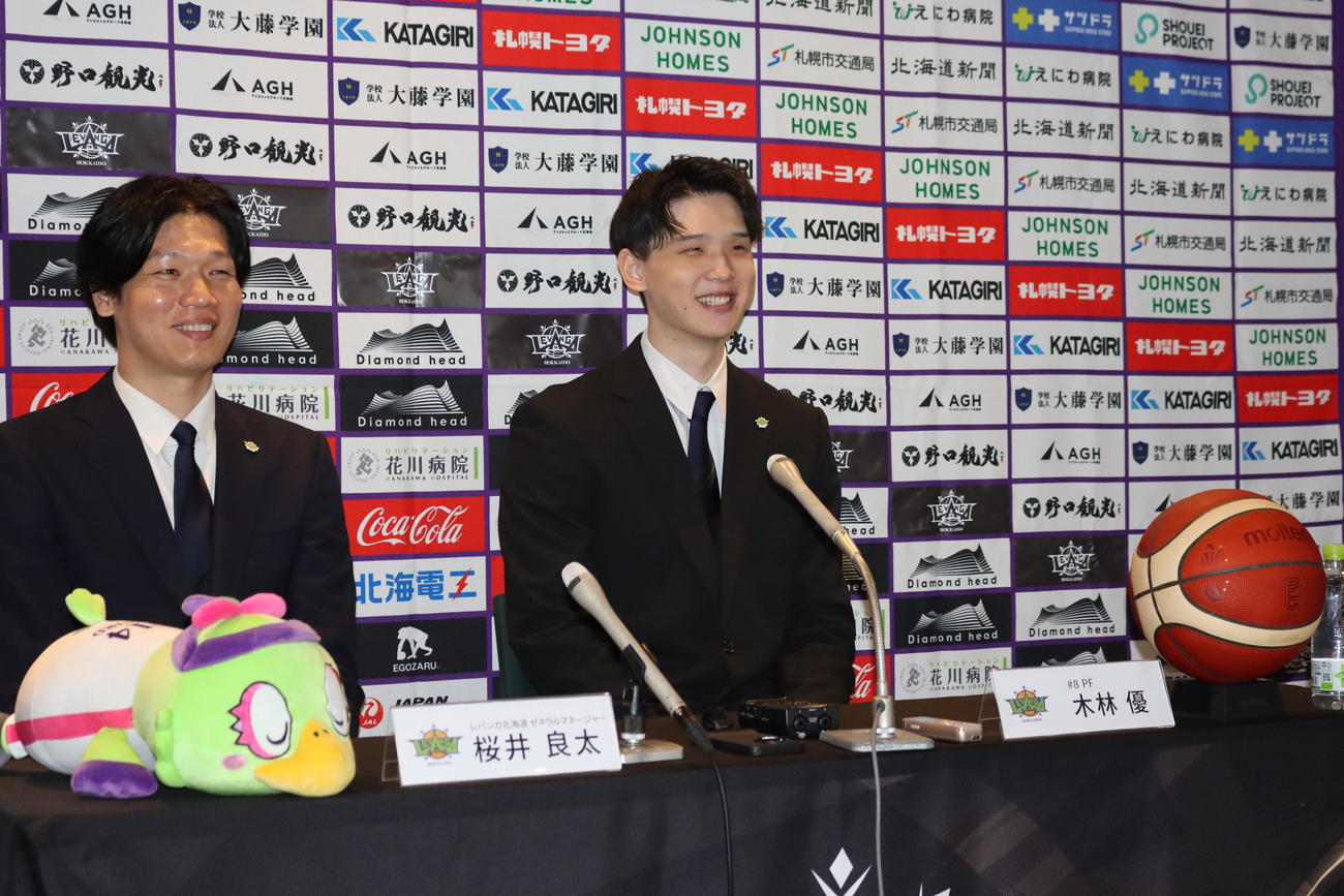 新加入会見に臨んだレバンガ北海道の木林（右）と桜井GM（撮影・保坂果那）