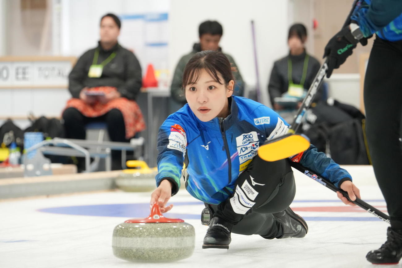 今季初戦に臨み、ストーンを投じるロコ・ソラーレの吉田知(C)稚内みどりCHALLENGECUP2025