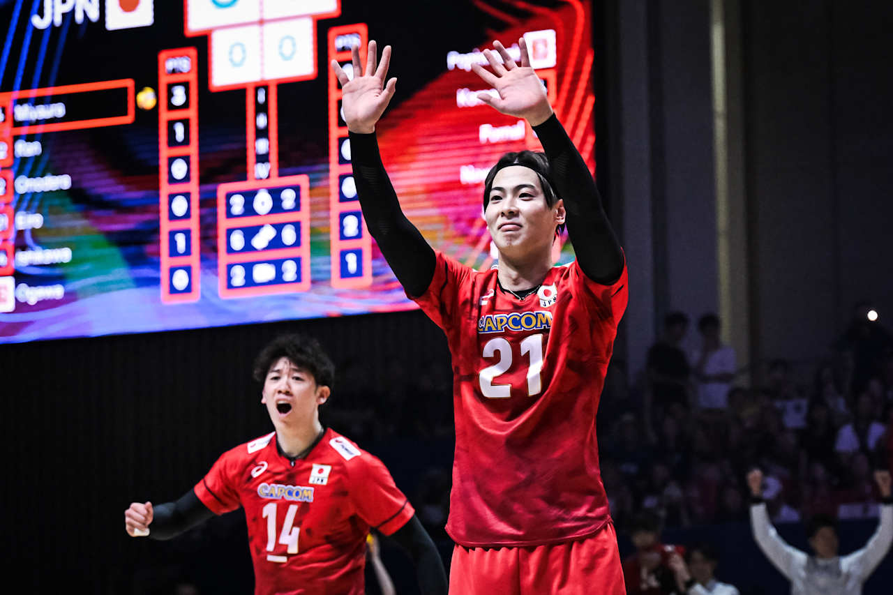 得点を喜ぶ永露（右）（C）FIVB　　　　　　　　　　　　　　　　　　　　