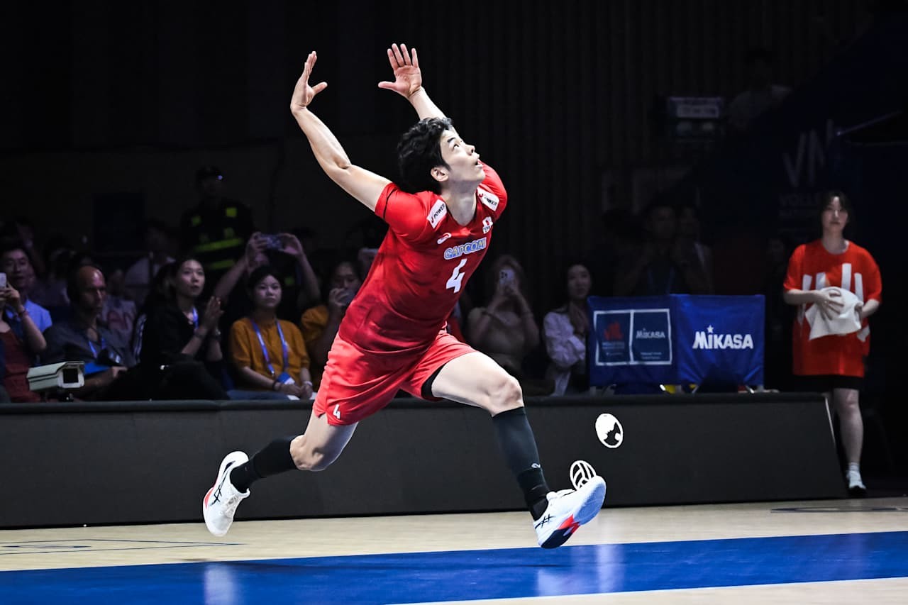 サーブに臨む宮浦（C）FIVB　　　　　　　　　　　　　　　　　　　　