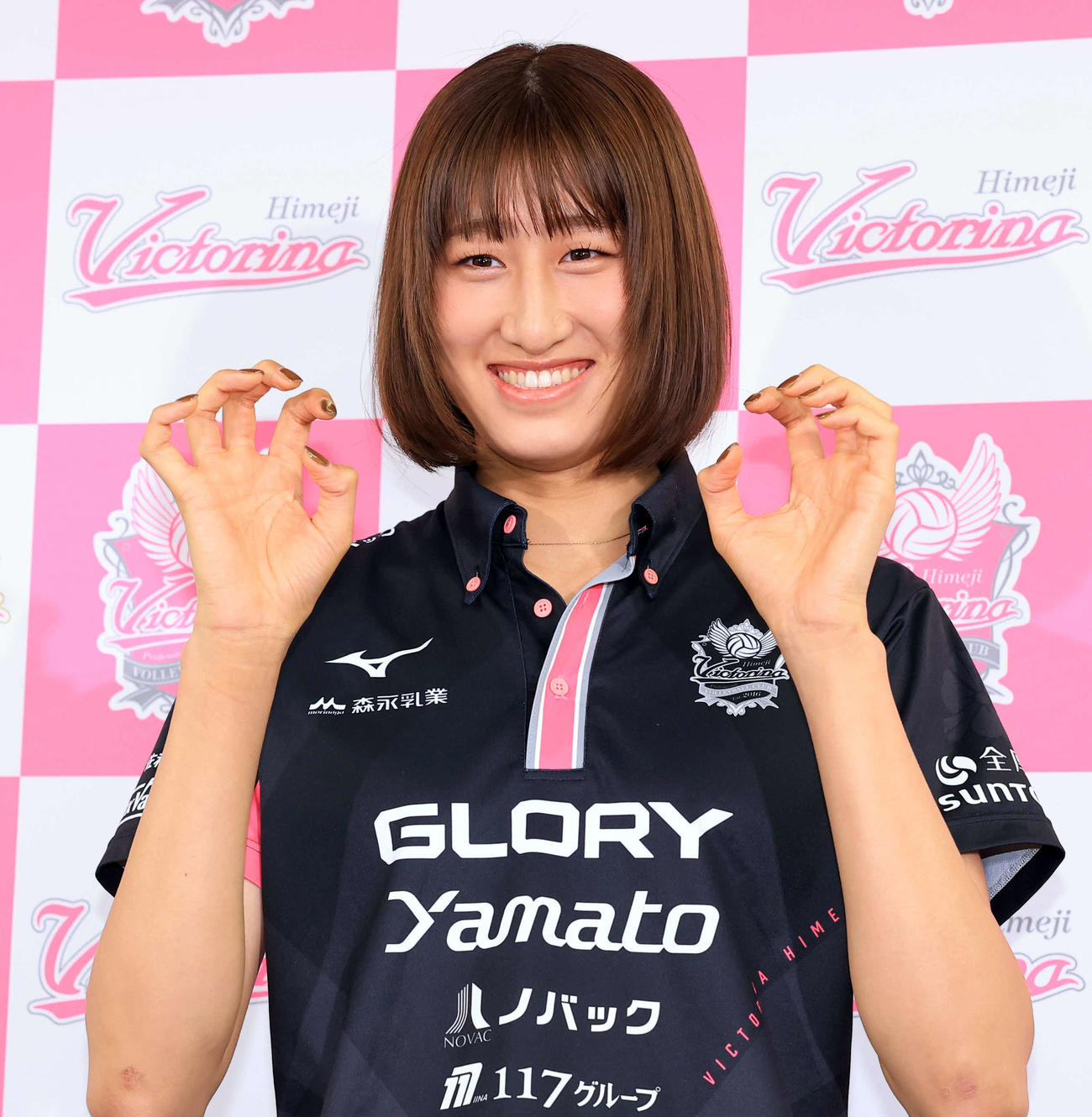 海外挑戦する姫路の秋本は、かわいくポーズ（撮影・浅見桂子）