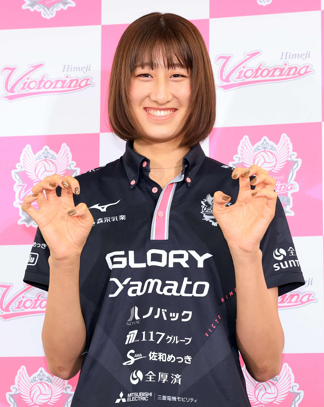 海外挑戦する姫路の秋本は、かわいくポーズ（撮影・浅見桂子）