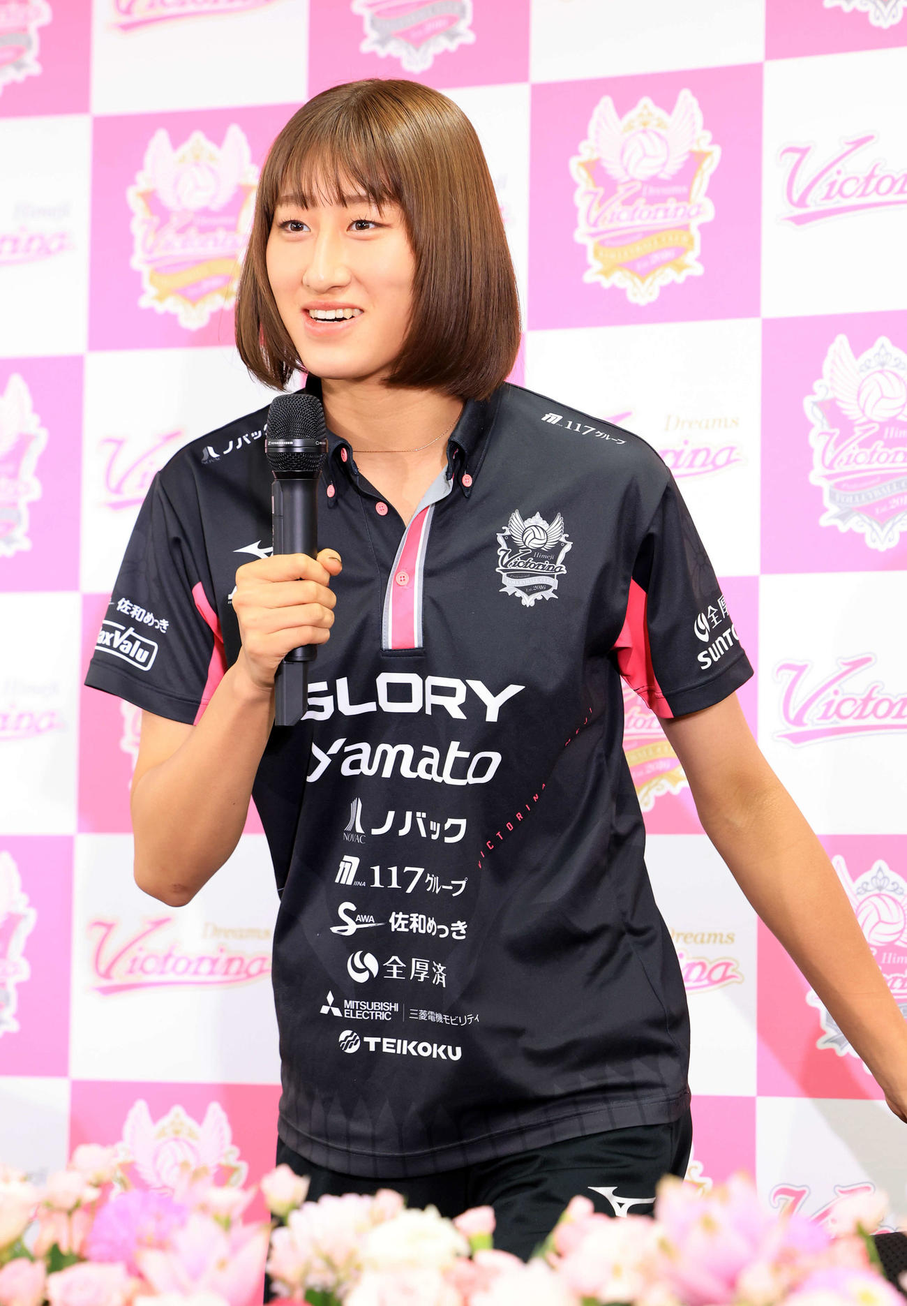 海外挑戦する姫路の秋本は、会見で笑顔を見せる（撮影・浅見桂子）