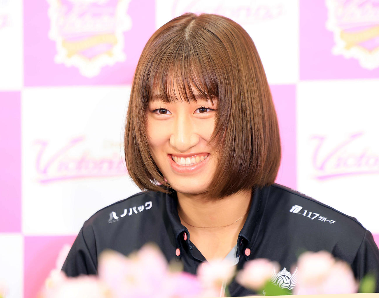 海外挑戦する姫路の秋本は、会見で笑顔を見せる（撮影・浅見桂子）