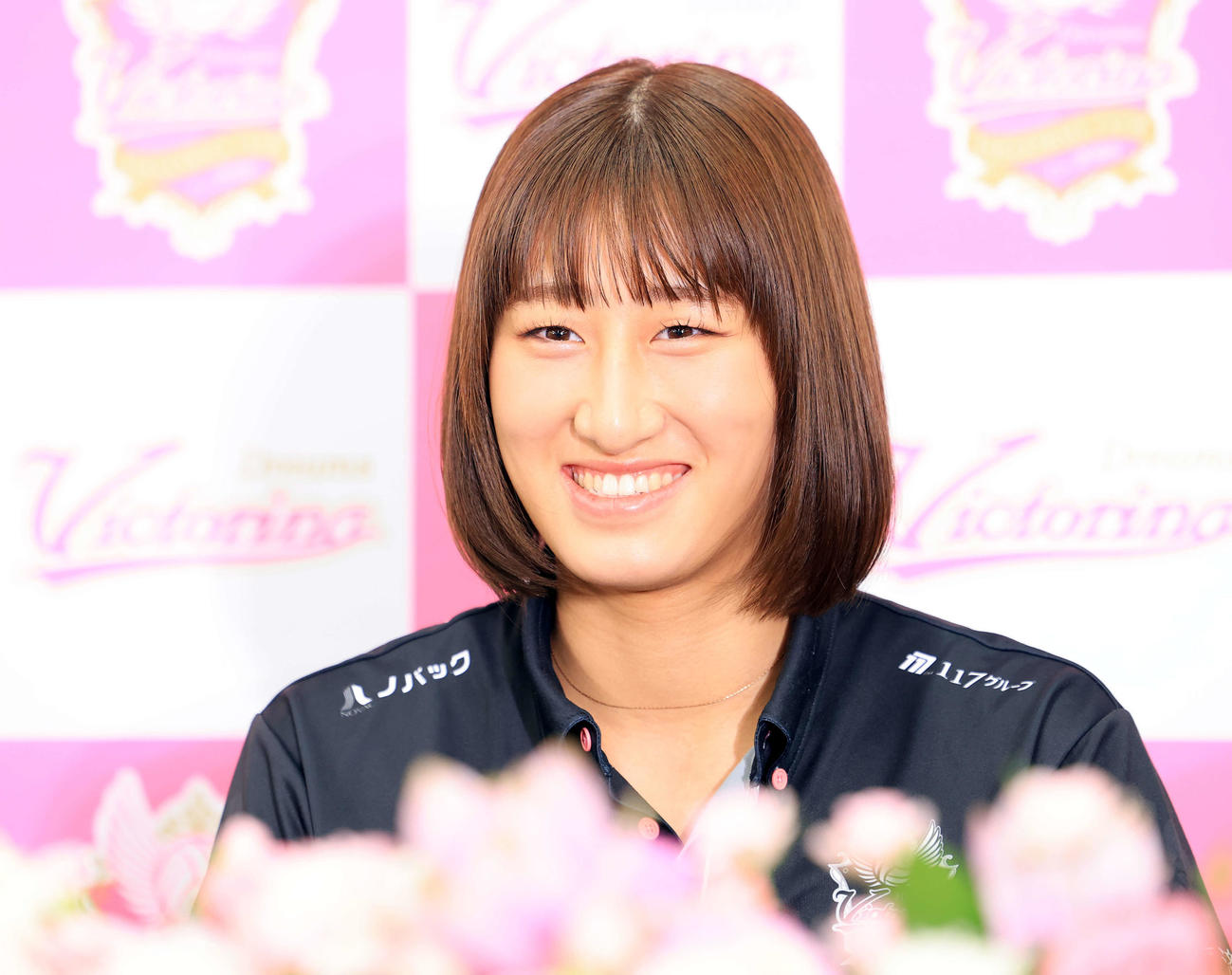 海外挑戦する姫路の秋本は、会見で笑顔を見せる（撮影・浅見桂子）