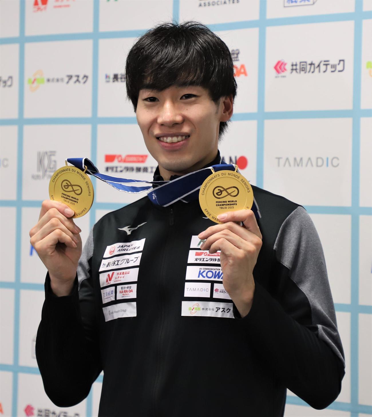 フェンシング世界選手権男子エペで個人と団体で2冠を達成した加納（撮影・藤塚大輔）