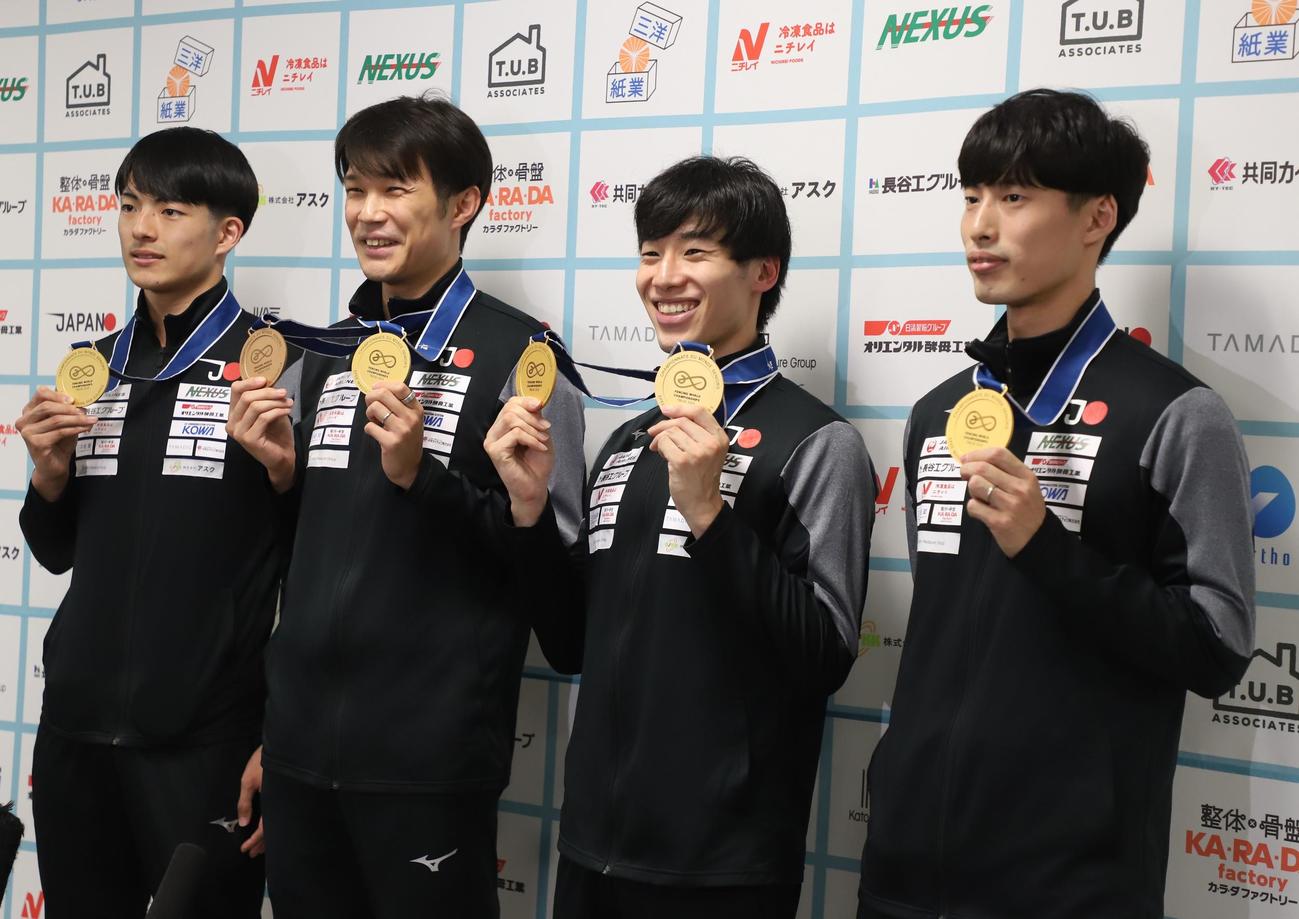 フェンシング世界選手権男子エペ団体で金メダルを獲得した、左から浅海、山田、加納、古俣（撮影・藤塚大輔）