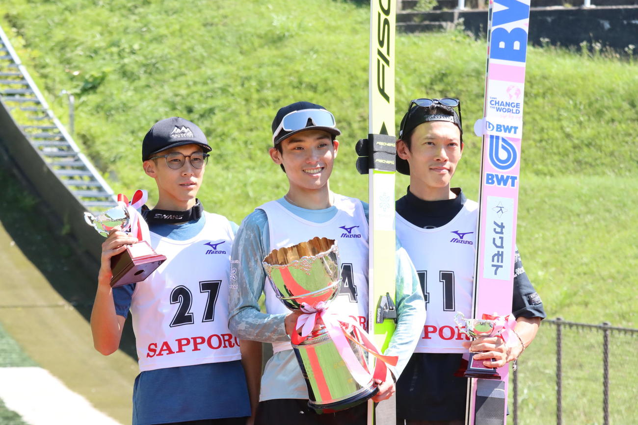 優勝した小林朔（中央）。左は2位山本、右は3位竹内（撮影・保坂果那）