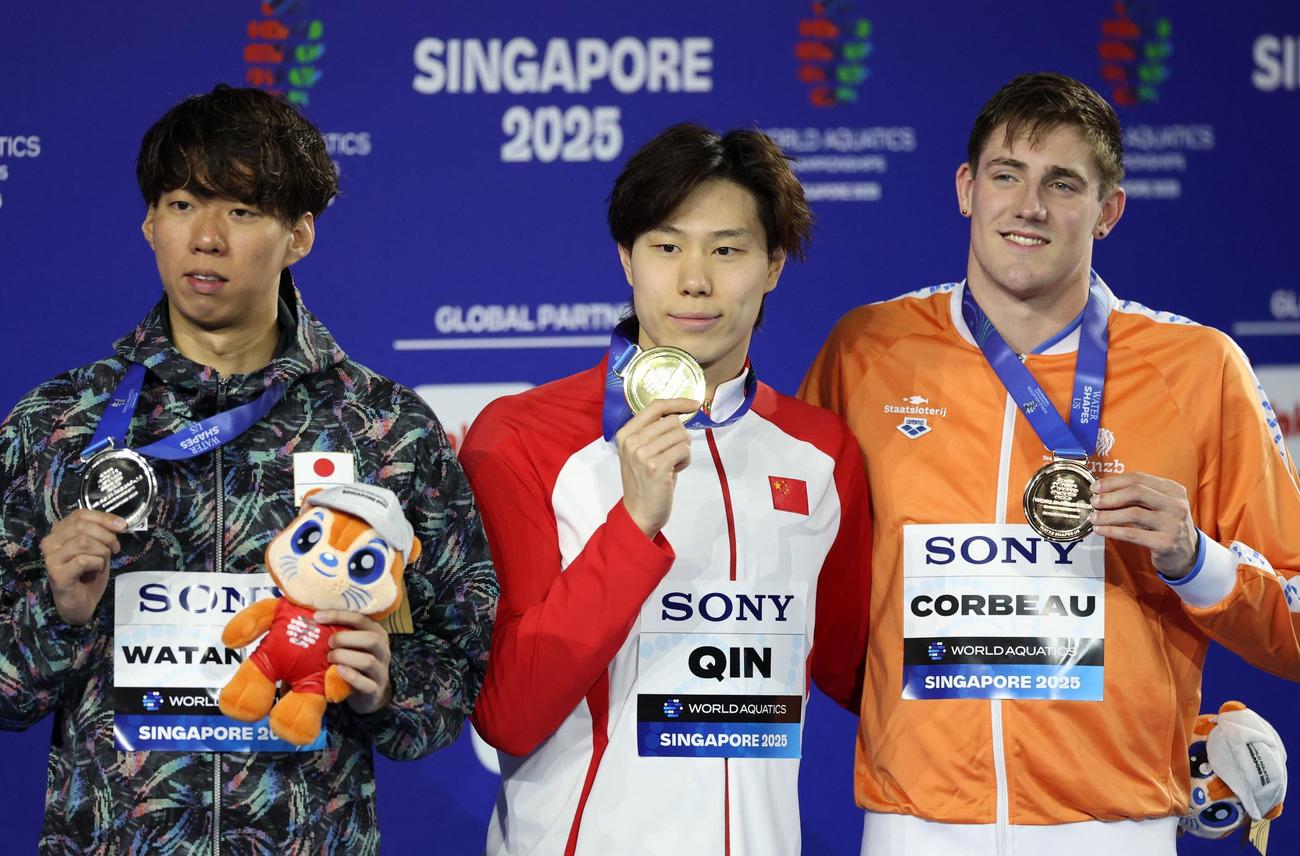 世界水泳選手権大会  男子200m平泳ぎ表彰式。 銀メダル獲得の渡辺一平（左）（ロイター）