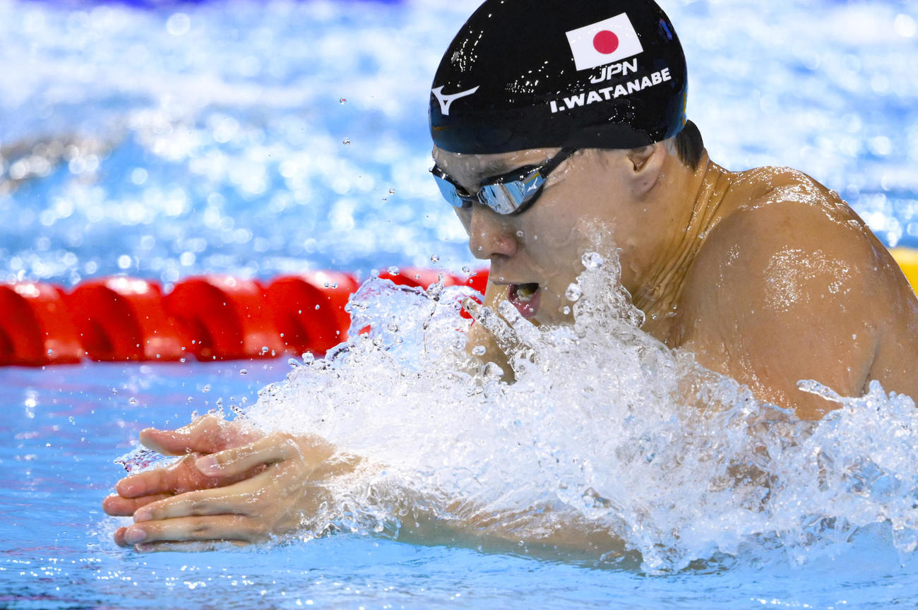 男子200メートル平泳ぎ決勝で力泳する渡辺一平（共同）