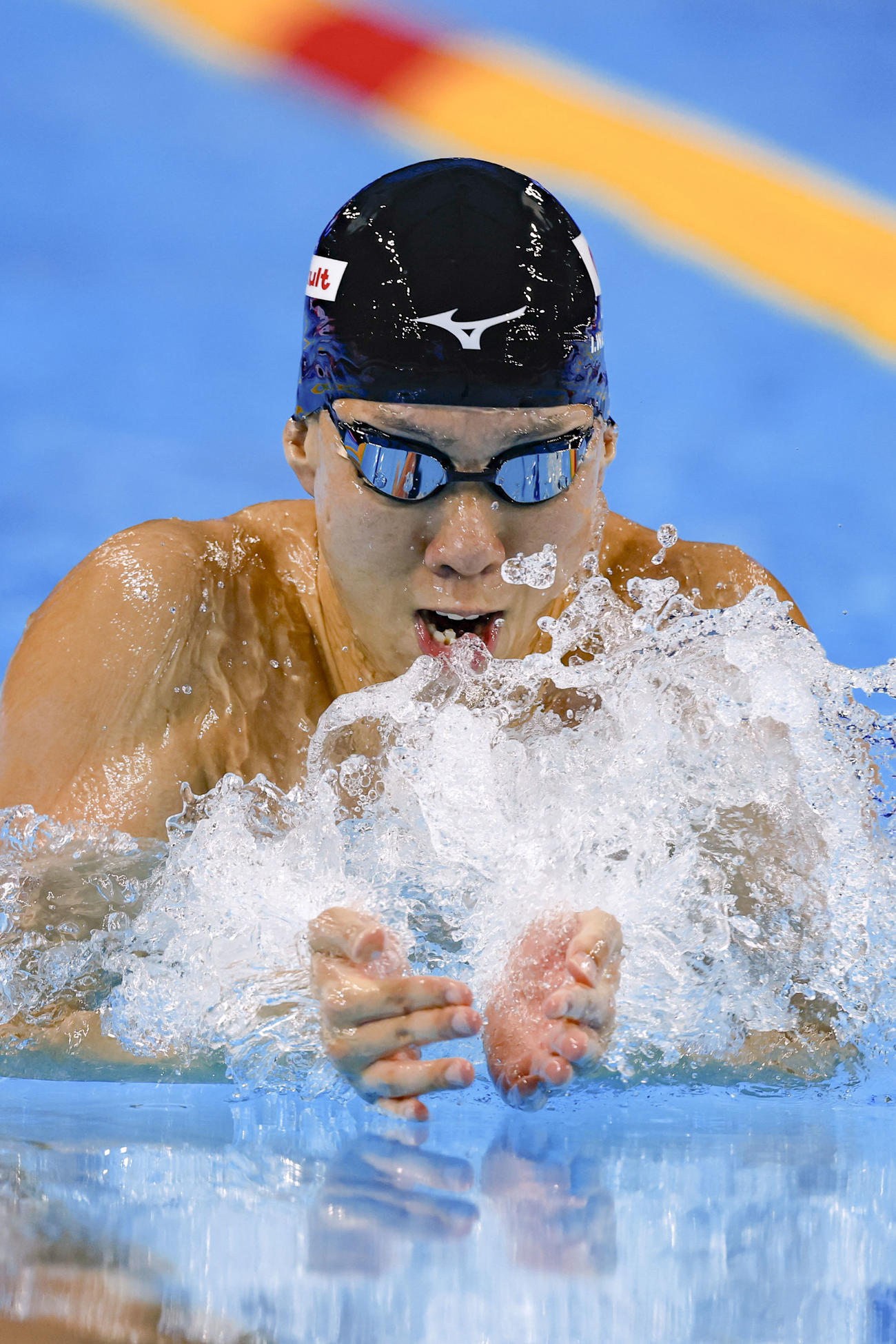 男子200 メートル 平泳ぎ決勝で力泳する渡辺一平（共同）