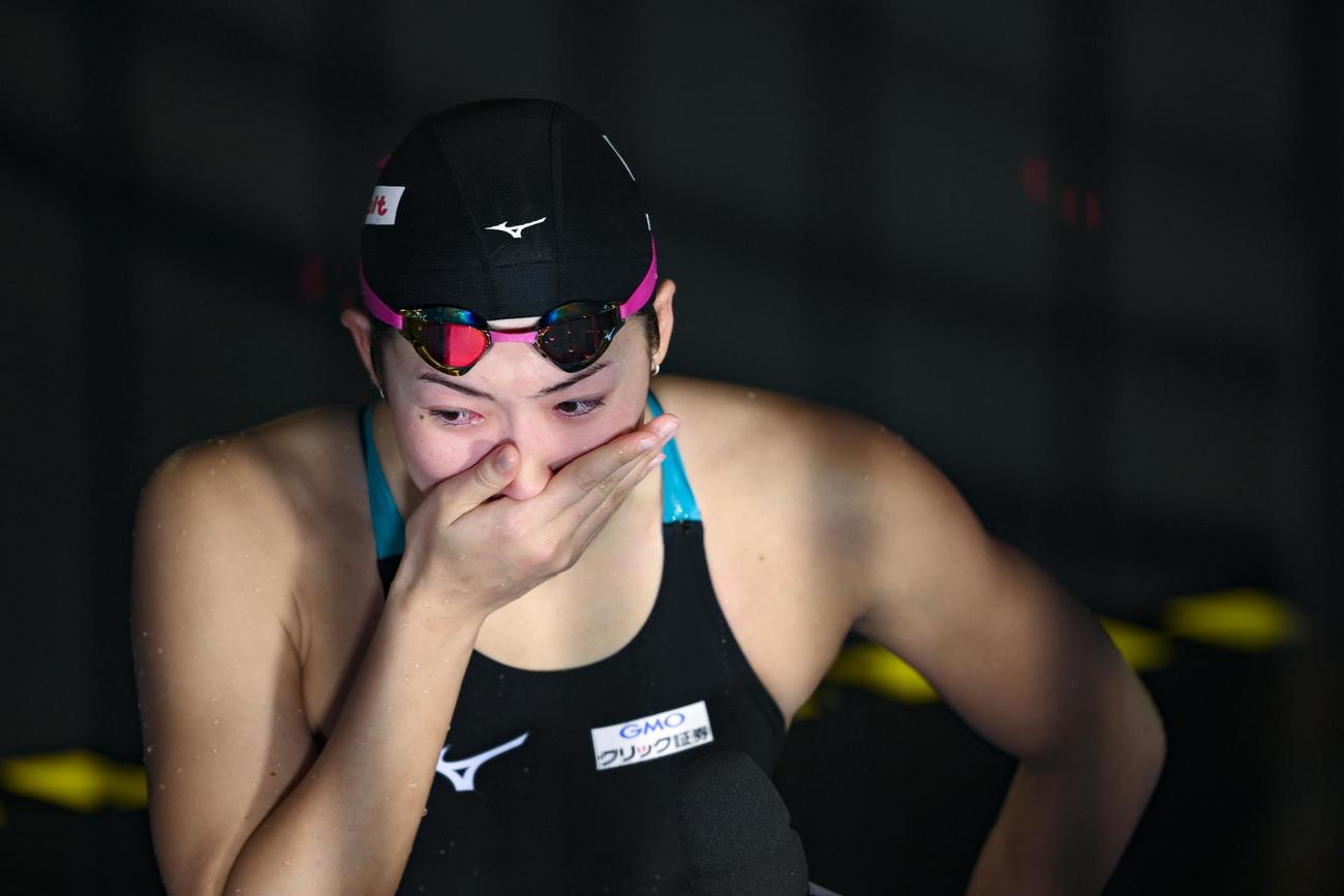 女子50メートルバタフライ準決勝で敗退し、インタビューに応じる池江（共同）