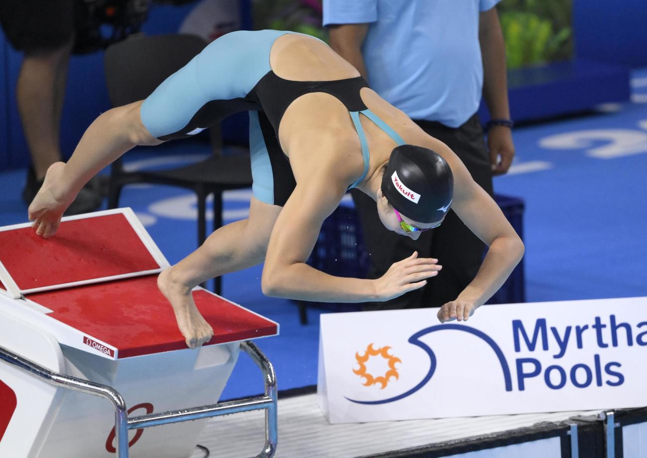 女子50メートルバタフライ準決勝　スタートする池江璃花子（共同）