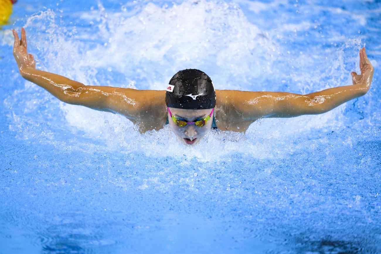 女子50メートルバタフライ予選　力泳する池江璃花子（共同）