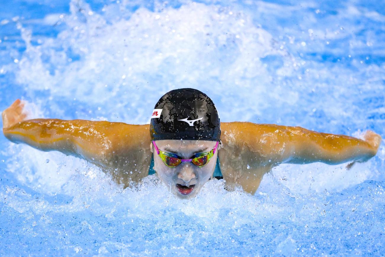 女子50メートルバタフライ予選　力泳する池江璃花子（共同）