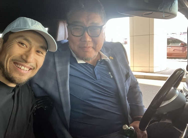 B1仙台片岡アンバサダー（左）とモンゴルバスケットボール協会アナラ・エンフボルド副会長（B1仙台提供）