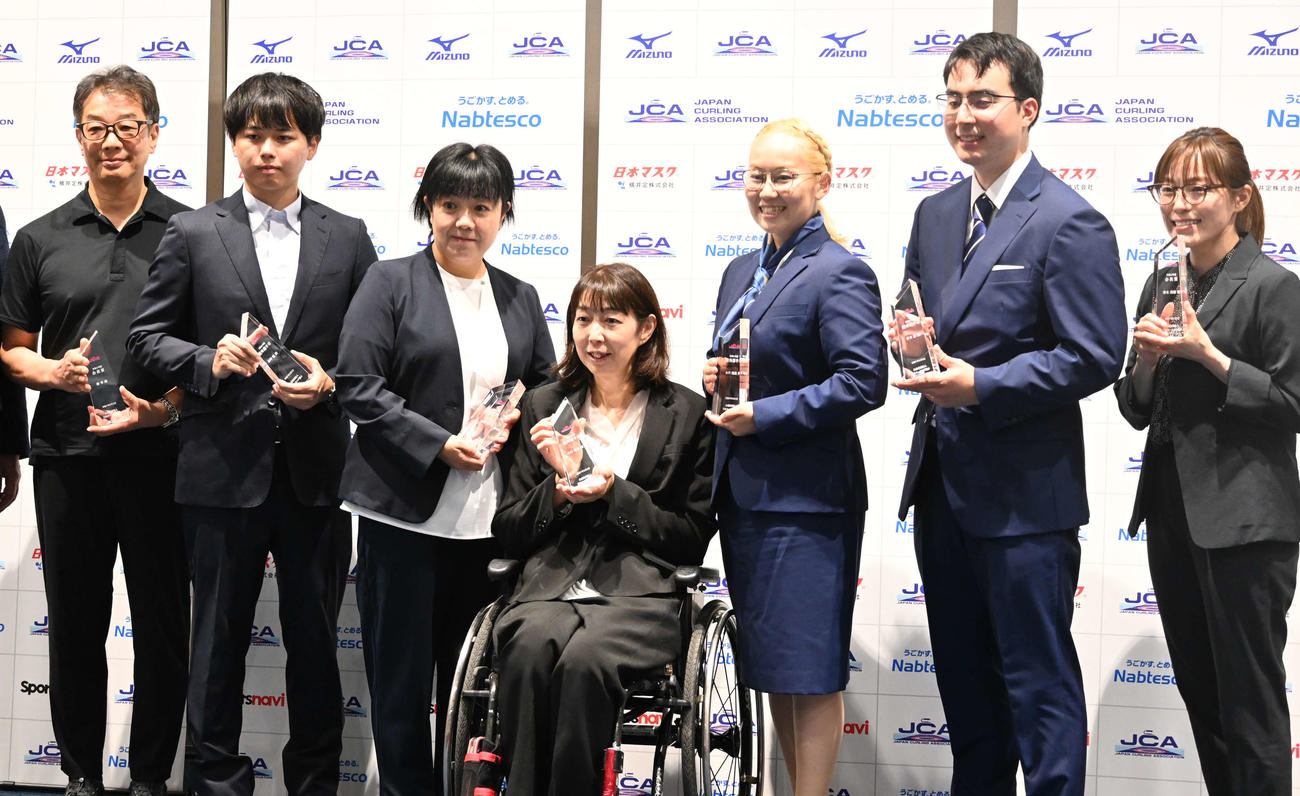 日本カーリング協会表彰式　表彰される左から柳等氏、市坪駿、飯野明子氏、小川亜希、小穴桃里、青木豪、小笠原歩氏（撮影・飯岡大暉）