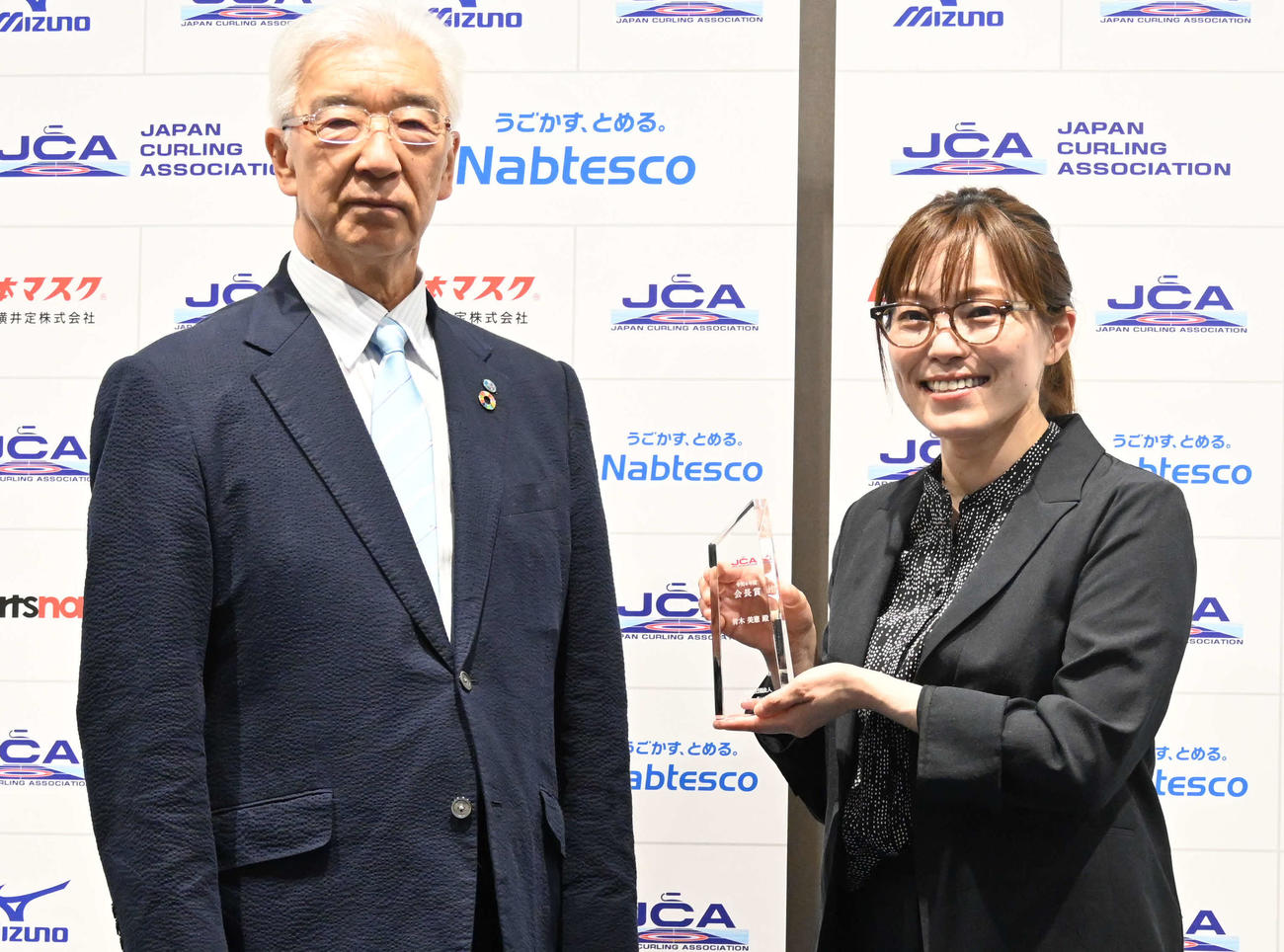 日本カーリング協会表彰式で貝森輝幸会長（左）から記念品を受け取る小笠原歩氏（撮影・飯岡大暉）