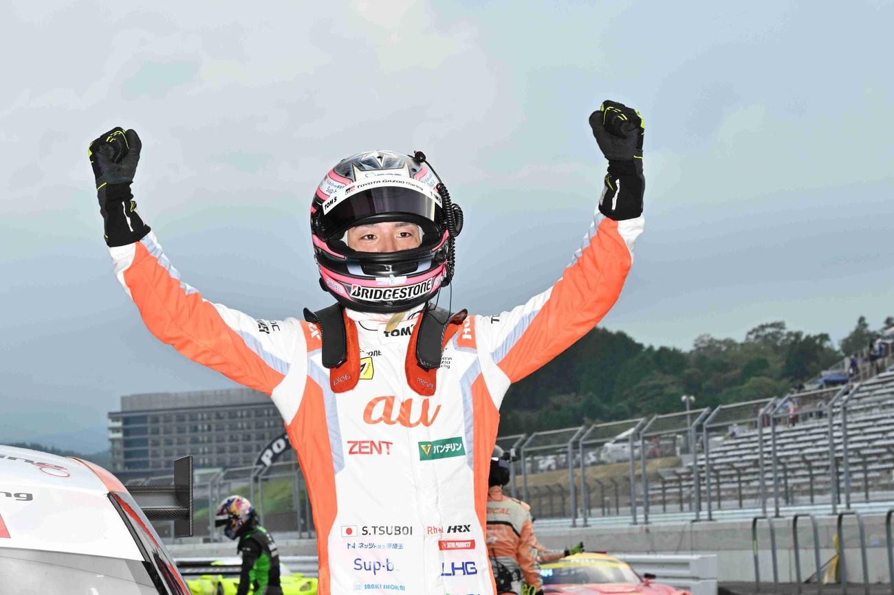 スーパーGT第4戦レース1のGT500クラスで優勝してガッツポーズする坪井（GTA提供）