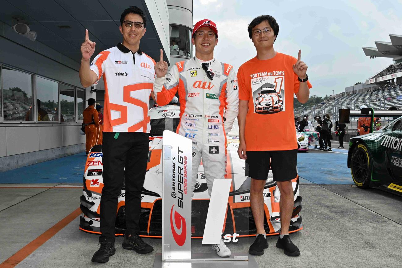 スーパーGT第4戦レース1のGT500クラスで優勝した坪井（中央、GTA提供）