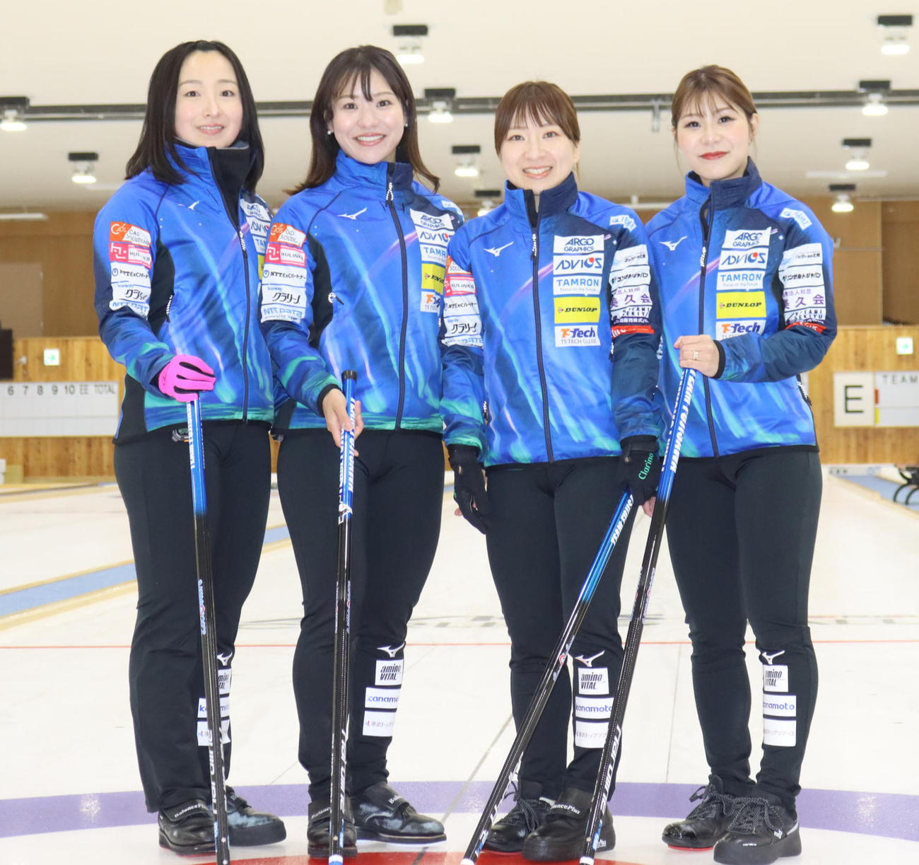 ロコ・ソラーレ、左から藤沢、吉田知、鈴木、吉田夕（2025年5月28日撮影）