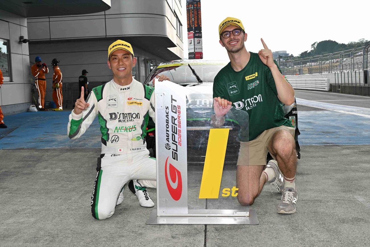 スーパーGT第4戦レース2のGT300クラスを制した藤井とチームメイトのファグ（左から、GTA提供）