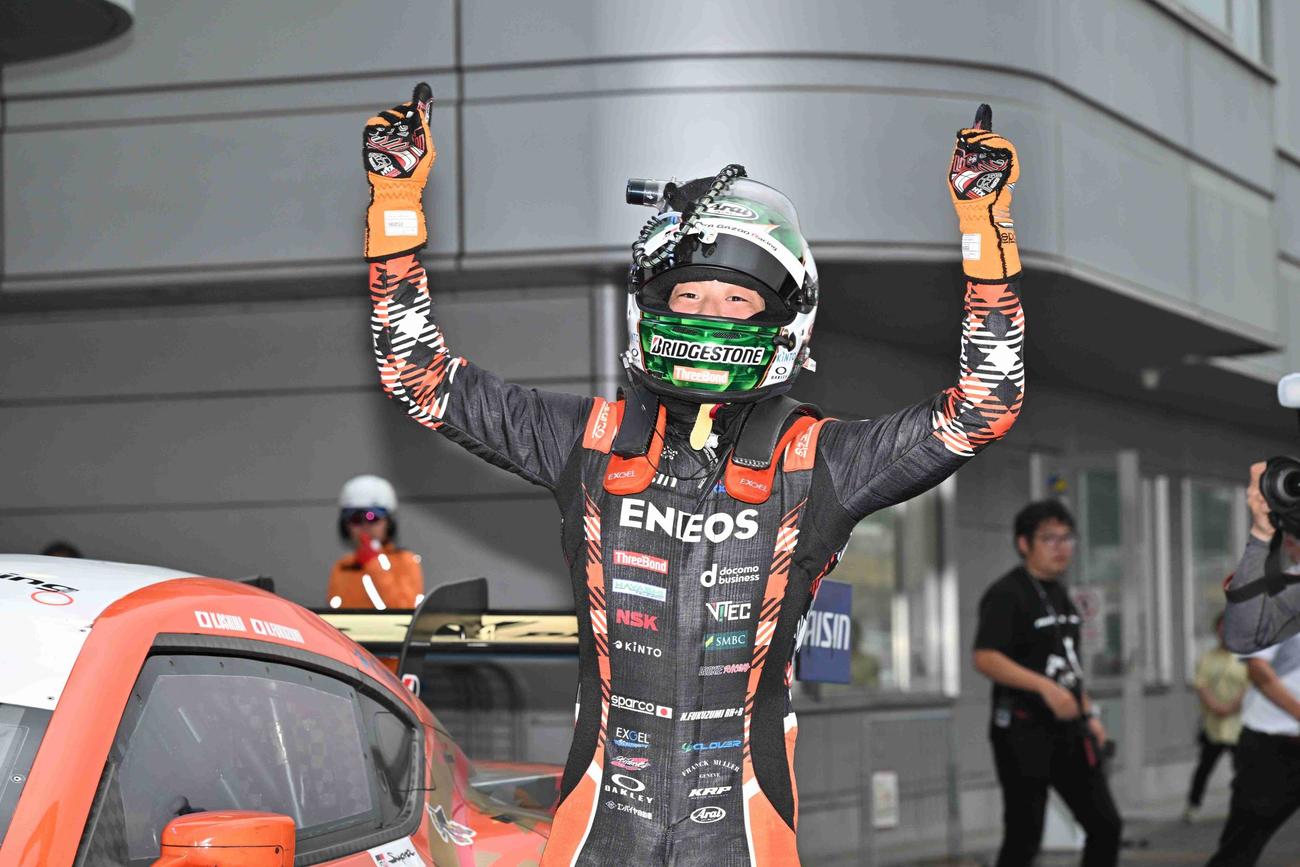 スーパーGT第4戦レース2のGT500クラスを制して両手を上げて喜ぶ福住（GTA提供）