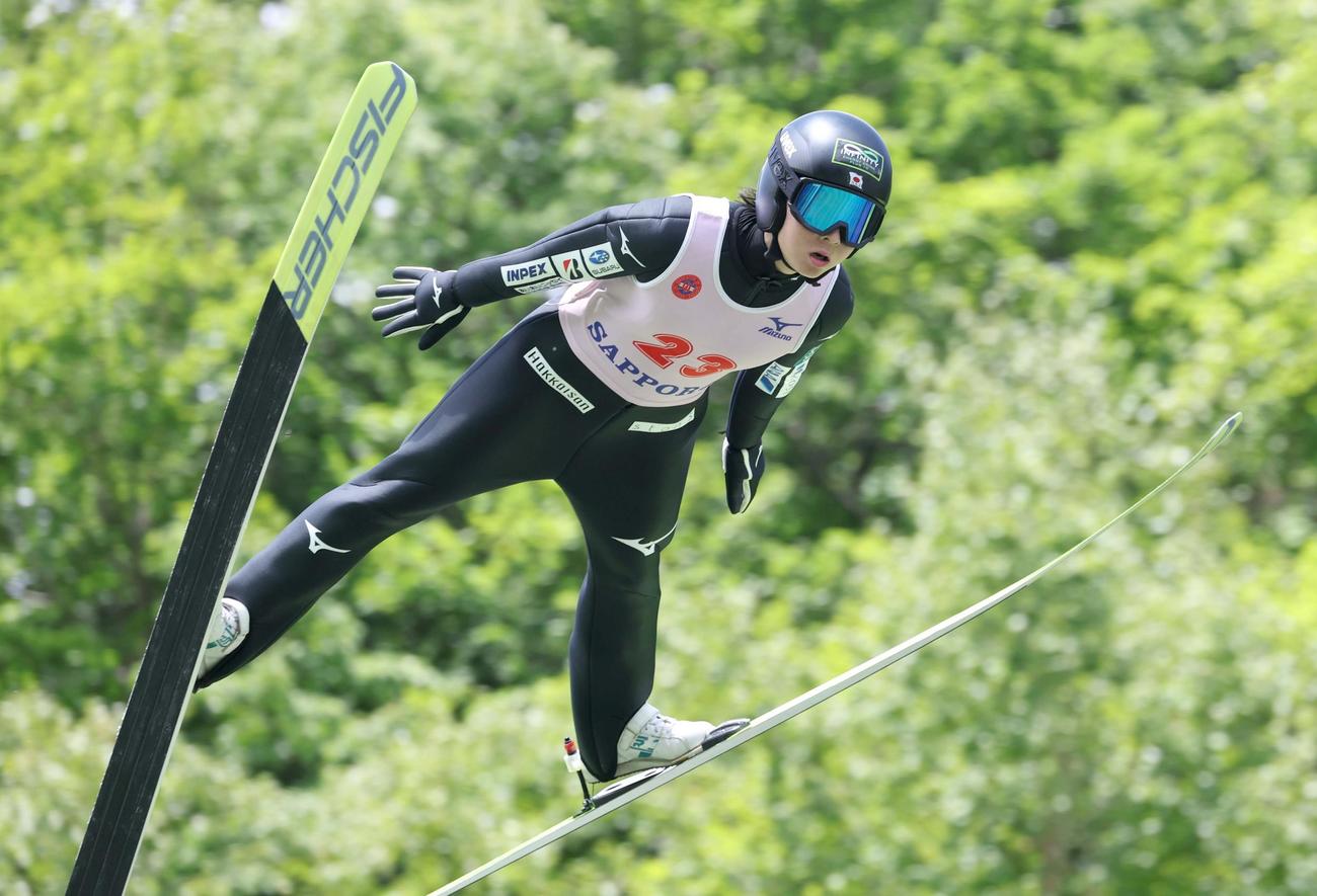 大倉山サマージャンプ大会　女子組優勝の葛西春は1回目128・5メートルを飛ぶ（撮影・黒川智章）