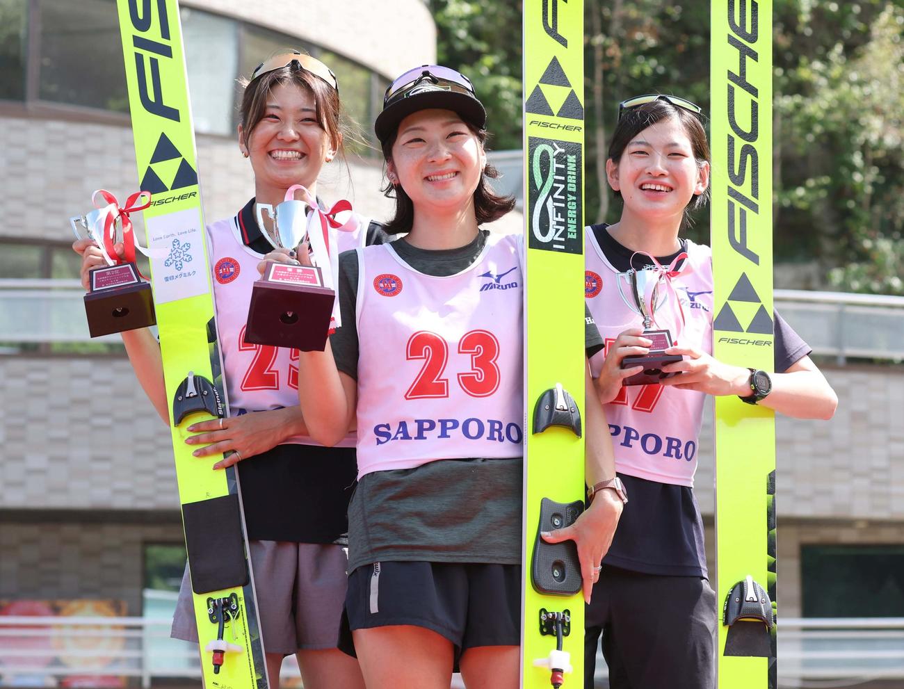 大倉山サマージャンプ大会　女子組で優勝し笑顔の葛西春（中央）左は2位一戸、右は3位宮嶋（撮影・黒川智章）