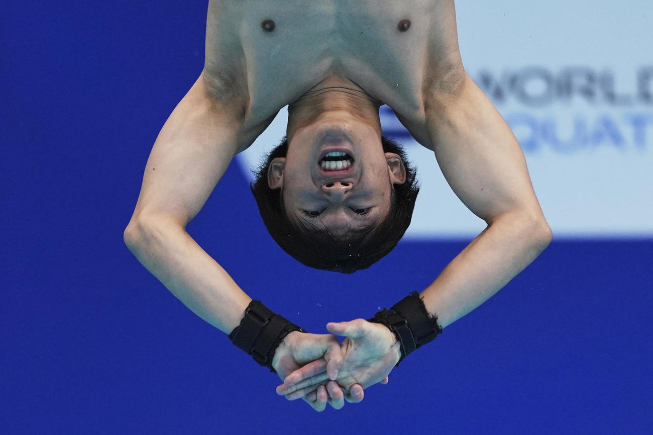 男子高飛び込み決勝で演技する玉井陸斗（AP）