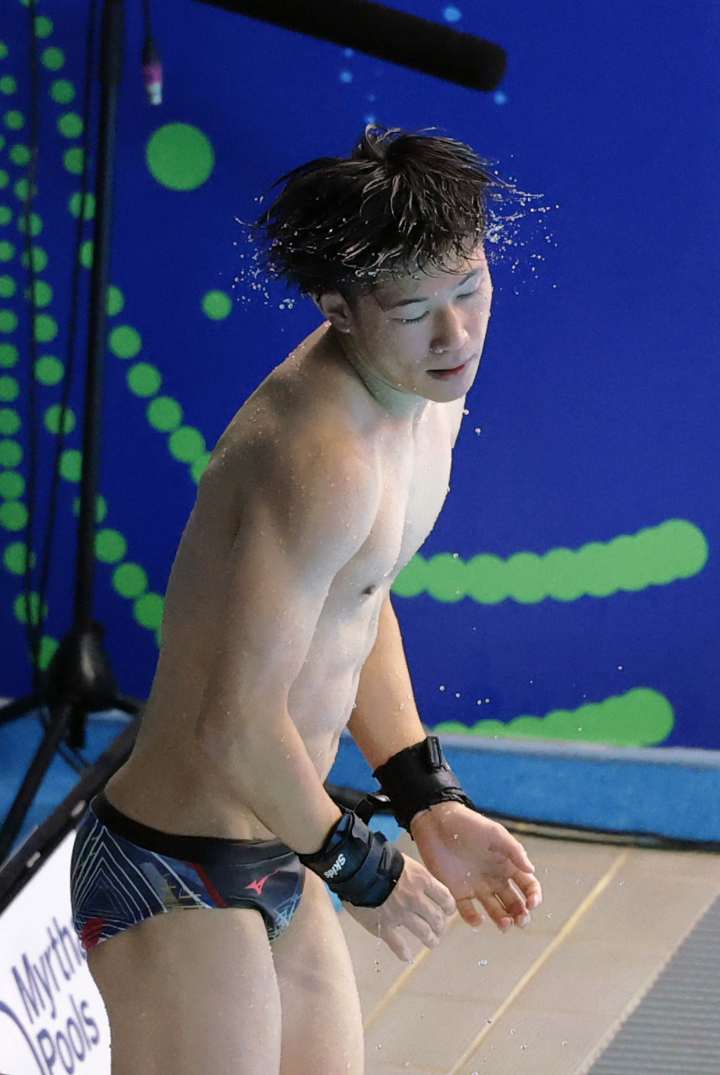 男子高飛び込み決勝　1回目の演技を終えた玉井陸斗＝シンガポール（共同）