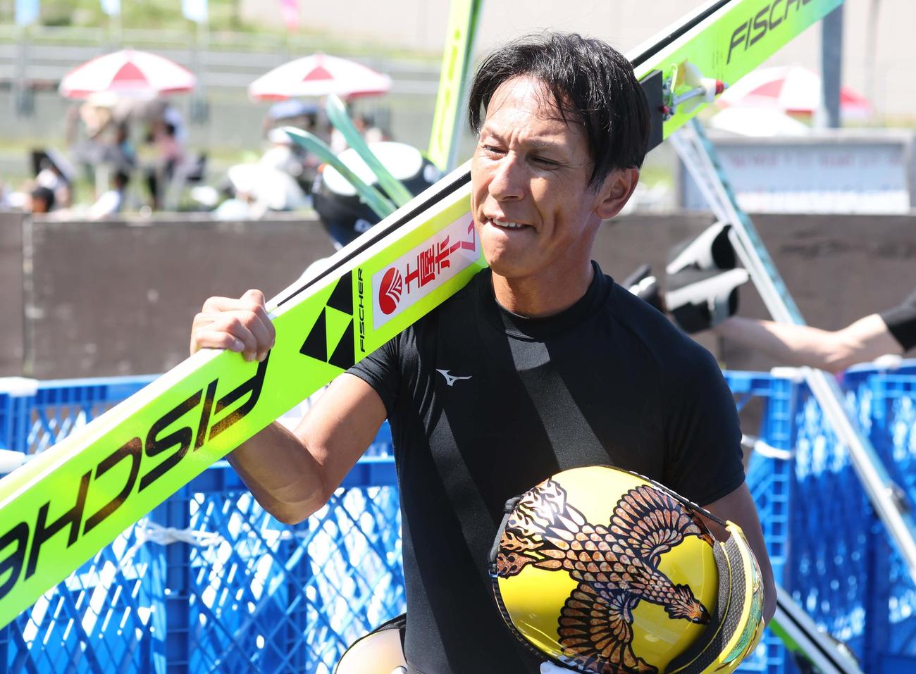 大倉山サマージャンプ大会　成年組7位に終わり引き揚げる葛西（撮影・黒川智章）
