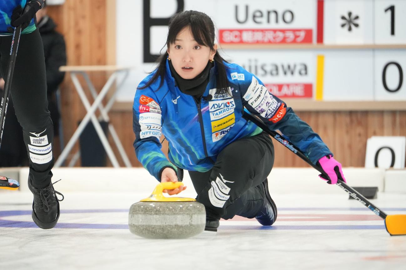 ストーンを投げるロコ・ソラーレのスキップ藤沢五月（C）HCT