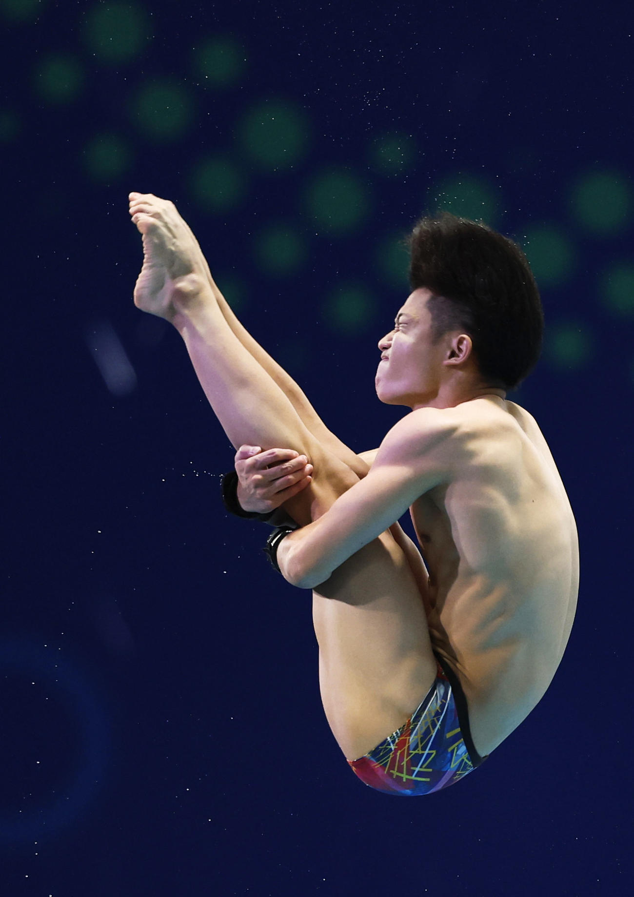 男子高飛び込み決勝で演技する玉井（共同）