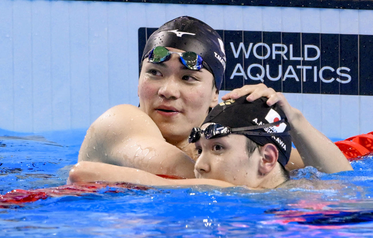 男子400メートル個人メドレー決勝を終え健闘をたたえあう松下知之（左）と西川我咲＝シンガポール（共同）