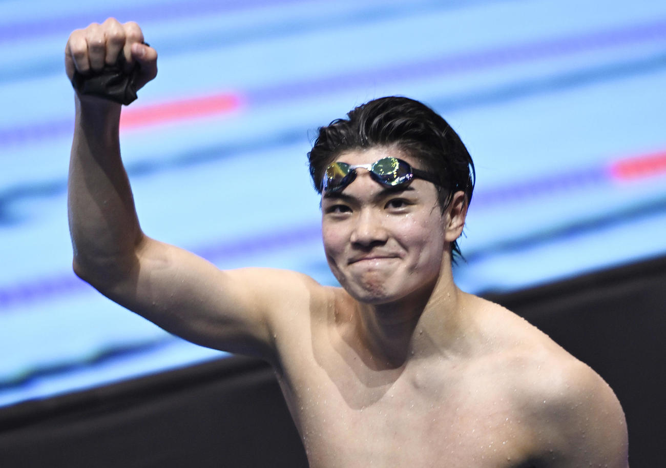 男子400メートル個人メドレー予選を終え引き揚げる松下知之（共同）