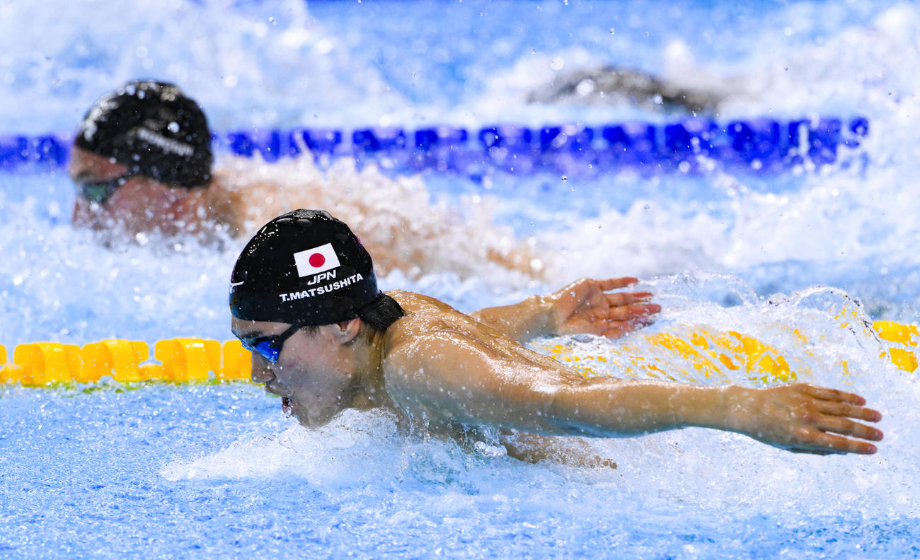 男子400メートル個人メドレー決勝　バタフライで力泳する松下知之（共同）