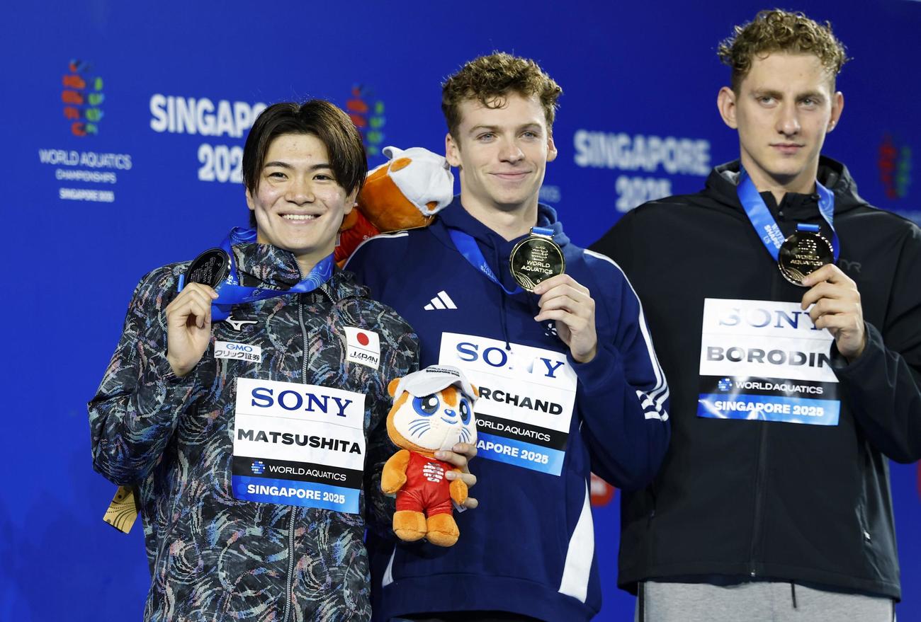 男子400 メートル 個人メドレーで銀メダルを獲得した松下知之（左）。中央は金メダルのレオン・マルシャン＝シンガポール（共同）