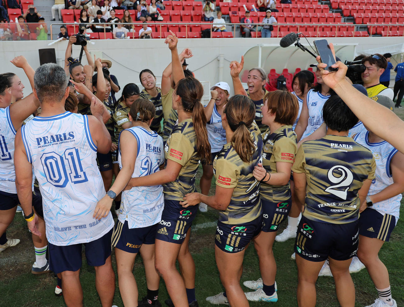 優勝したPEARLSの選手ら（C）JRFU