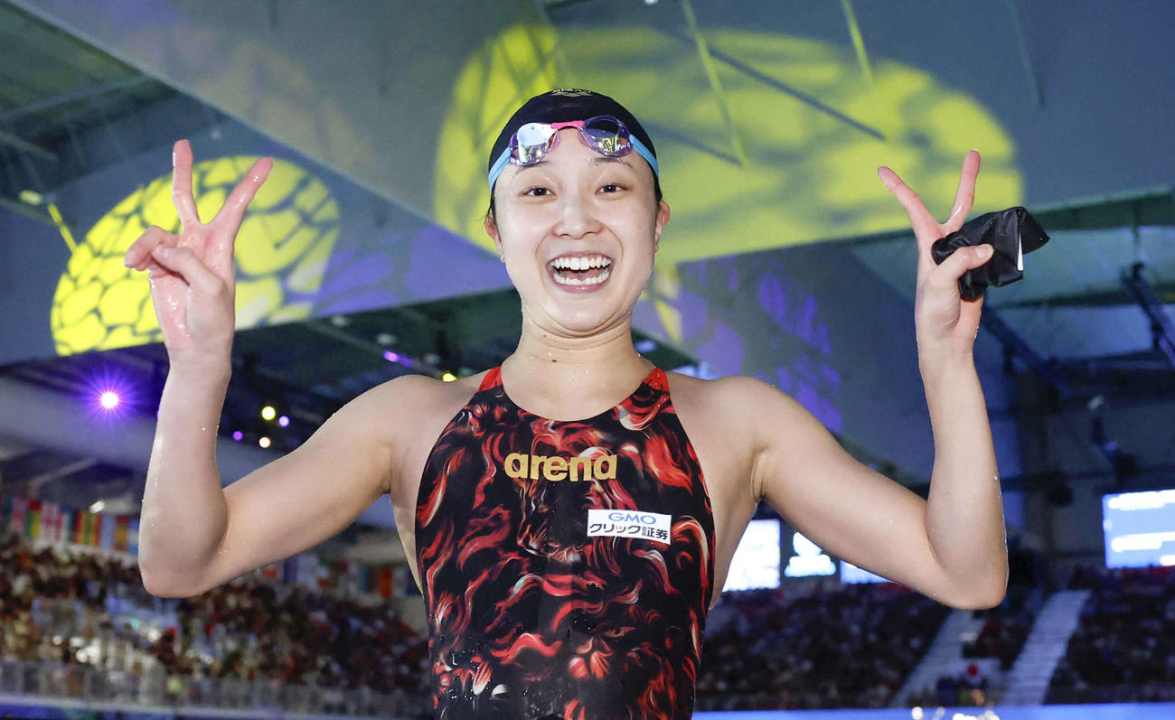 女子400メートル個人メドレーで銀メダルを獲得した成田は笑顔を見せる（共同）
