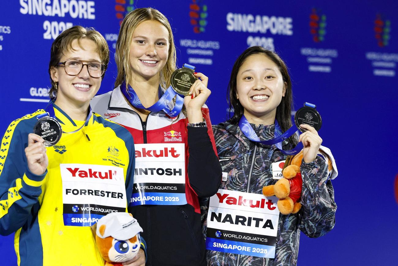 女子400 メートル 個人メドレーで銀メダルを獲得した成田実生（右）。中央は金メダルのサマー・マッキントッシュ＝シンガポール（共同）