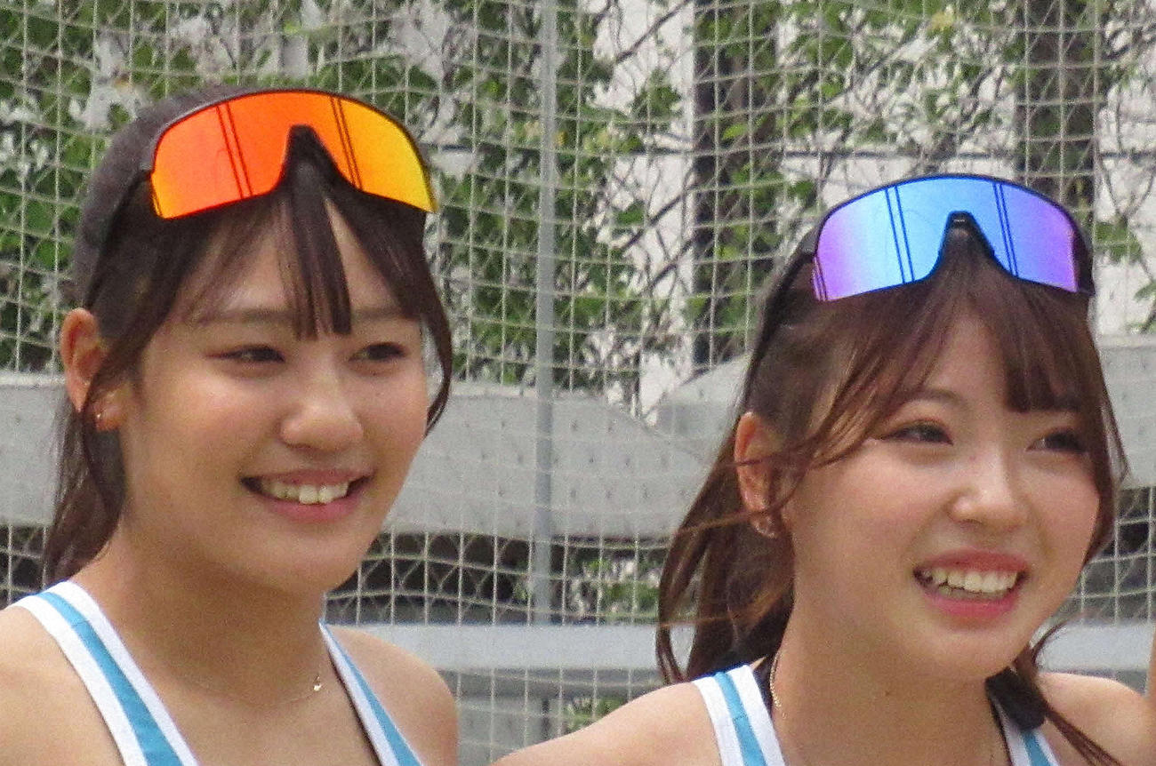 菊地真結（左）と衣笠乃愛（2023年4月撮影）