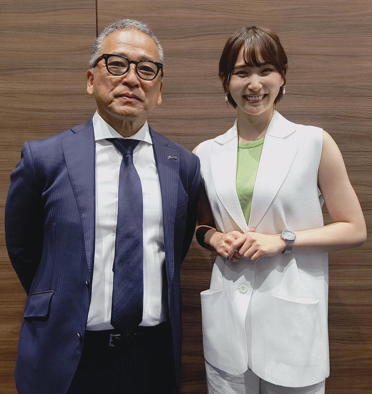アメリカンフットボール国内最高峰Xリーグの会見に出席した公式アンバサダーの姫子（右）と日本社会人協会の並河研理事長（撮影・木下淳）