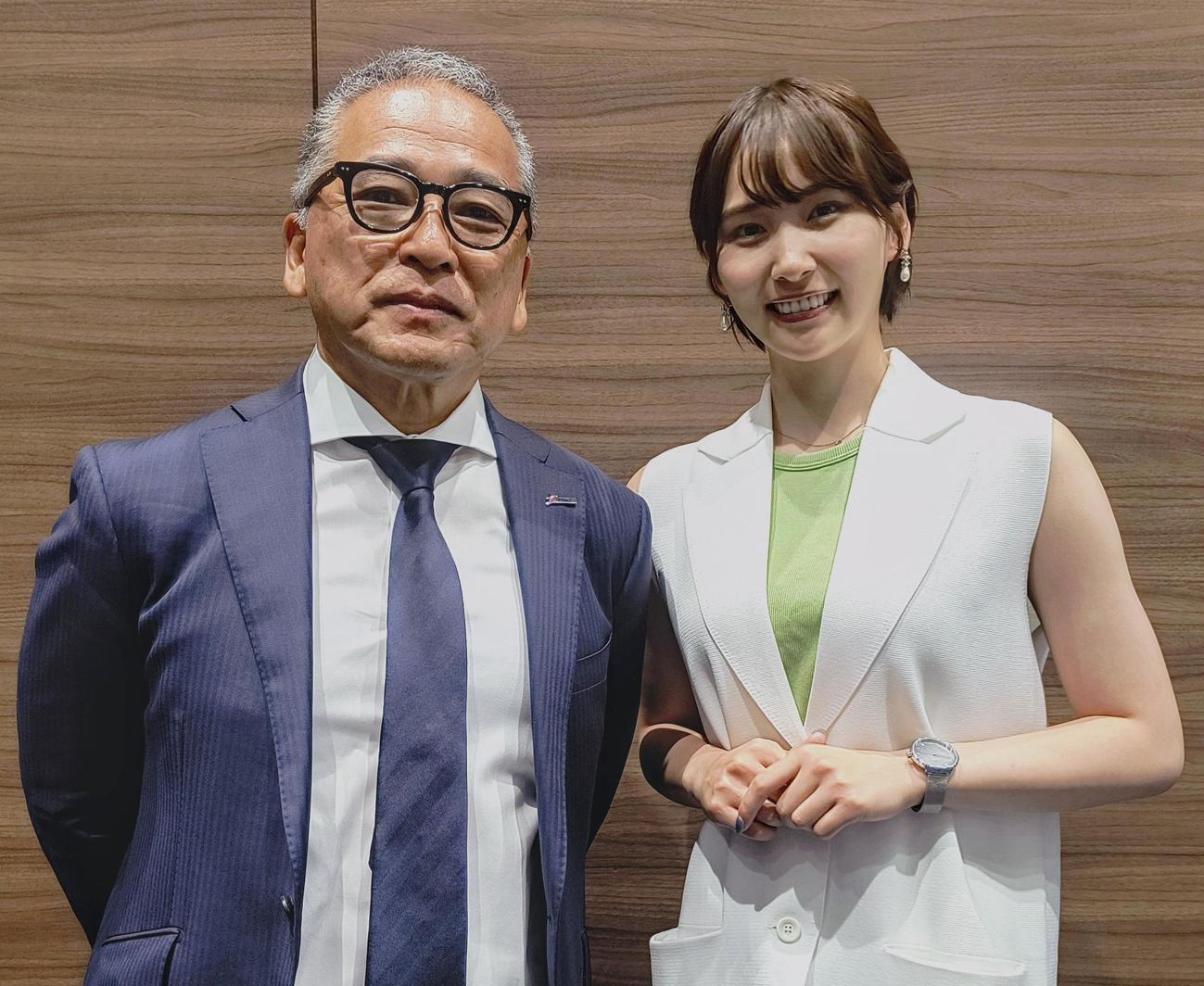 アメリカンフットボール国内最高峰Xリーグの会見に出席した公式アンバサダーの姫子（右）と日本社会人協会の並河研理事長（撮影・木下淳）