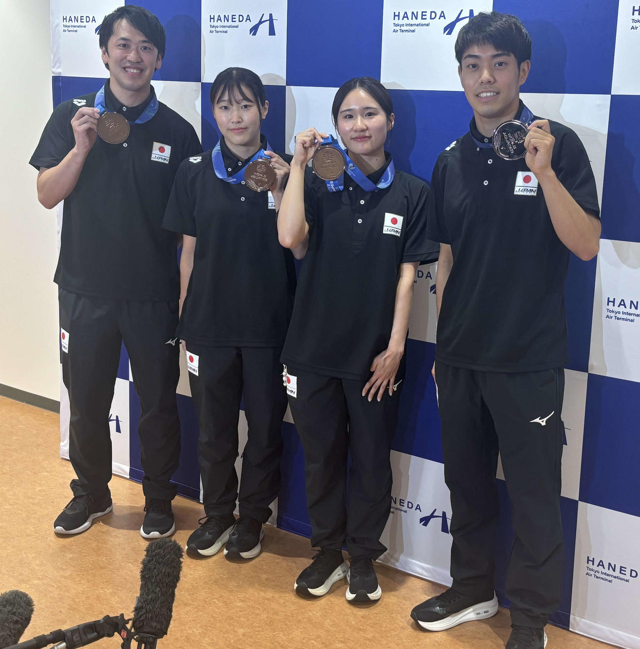 水泳の世界選手権飛び込み混合団体で銅メダルをつかみ、帰国した右から西田玲雄、金戸凜、三上紗也可、坂井丞（撮影・松本航）